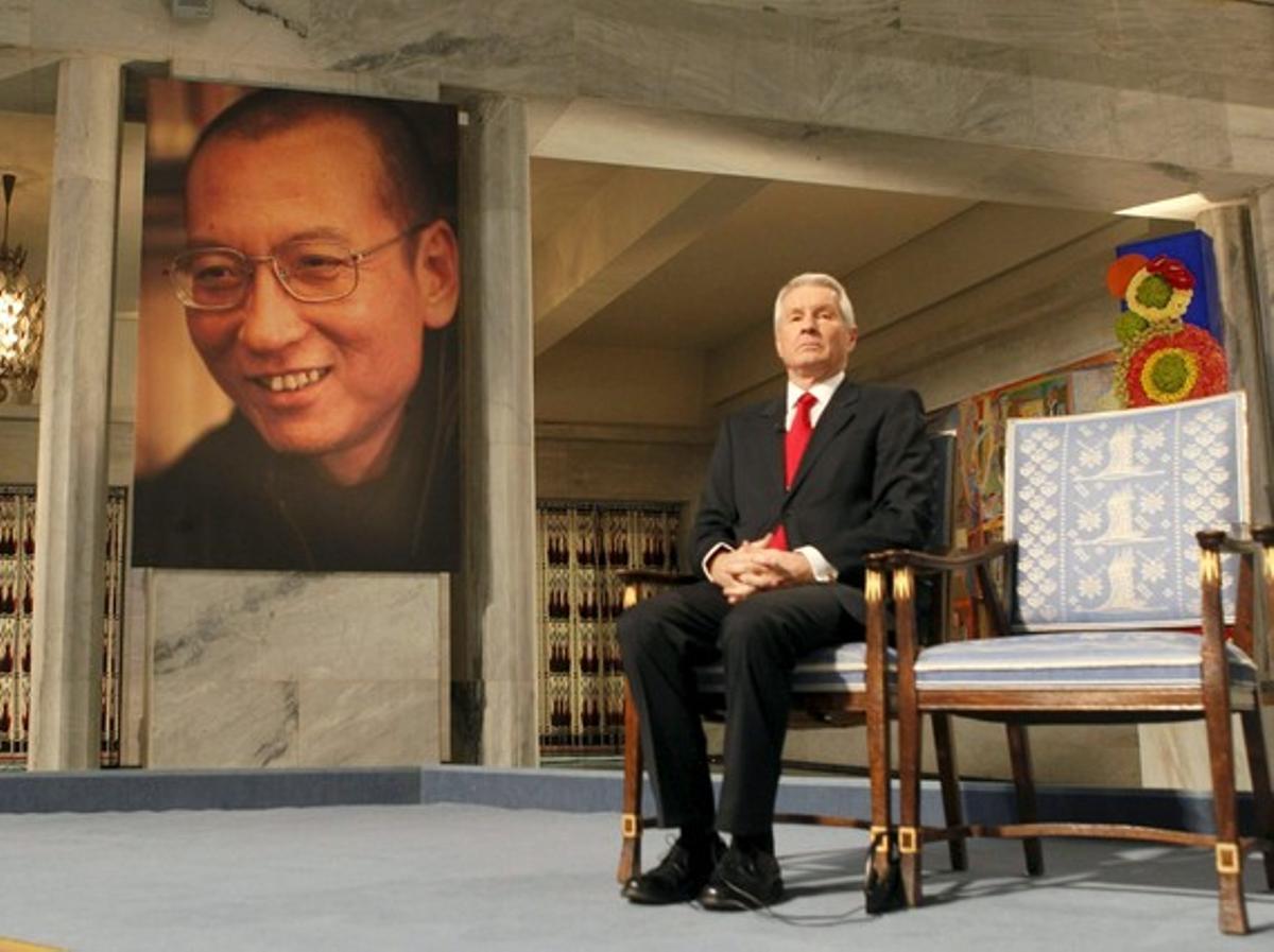 El secretari del Comitè Nobel noruec, Thorbjoern Jagland, assegut al costat d’una cadira buida en la cerimònia d’entrega del Nobel de la pau a Liu Xiaobo a Oslo (Noruega), el divendres 10 de desembre del 2010.