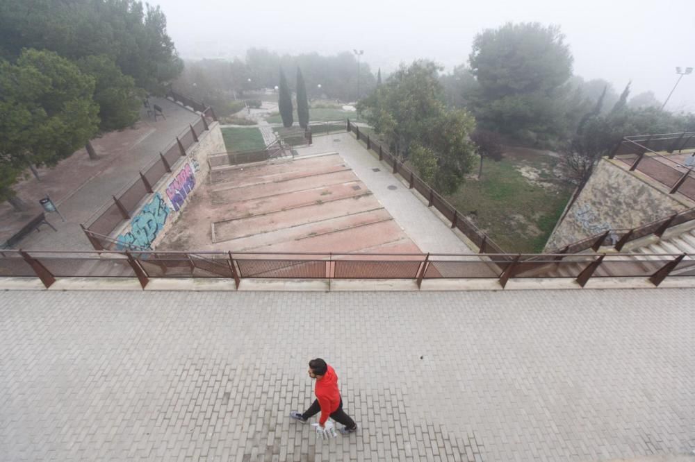 El choque de la bolsa de aire cálido en altura con el aire que enfría un mar provoca una condensación y la formación de nubes