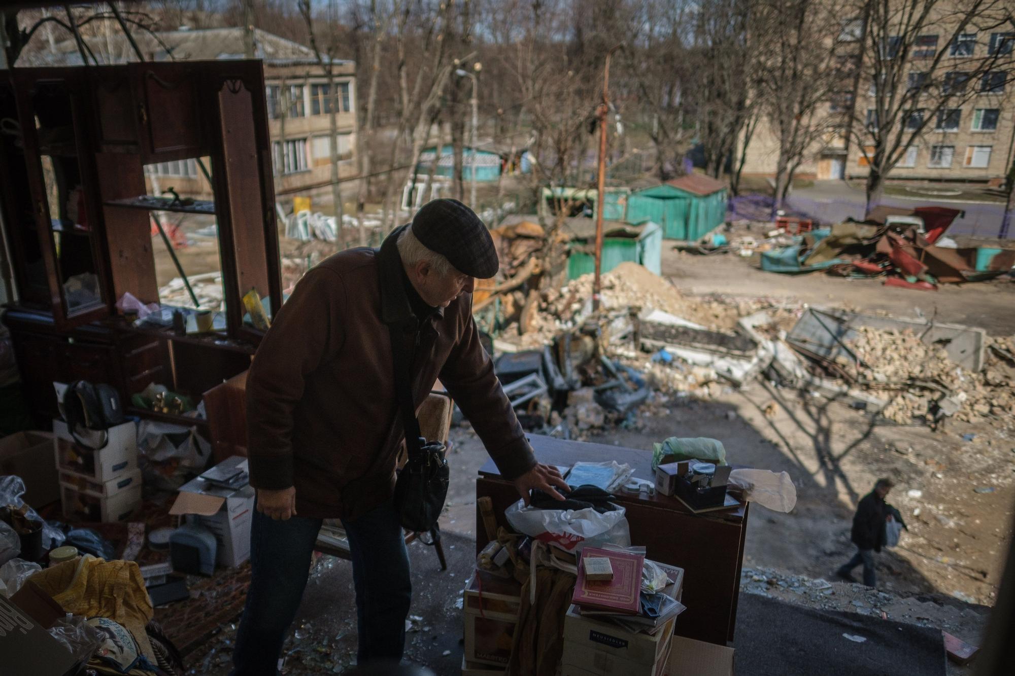 Pavel, exmilitar de 70 años, entre los escombros de la que fue su casa