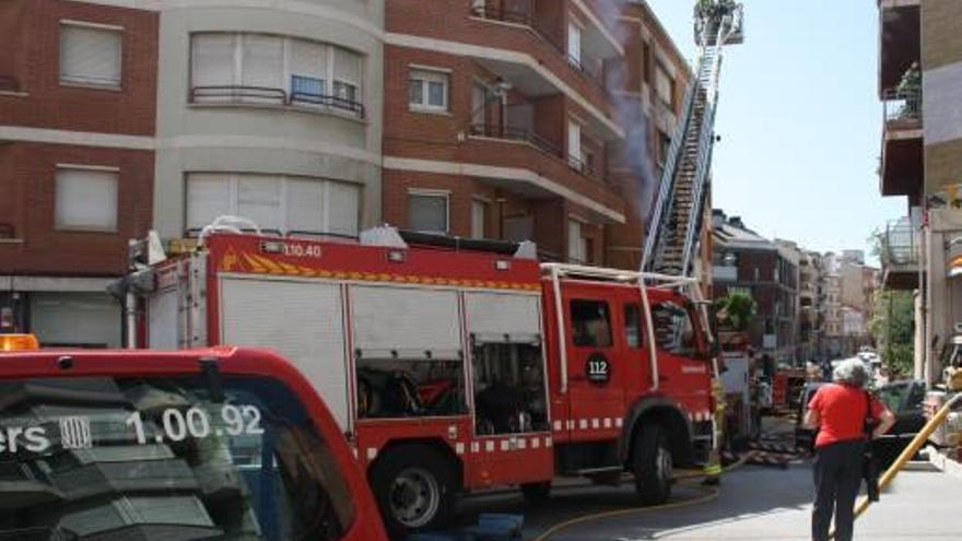 Imatge dels Bombers, en un incendi d&#039;habitatge a Manresa