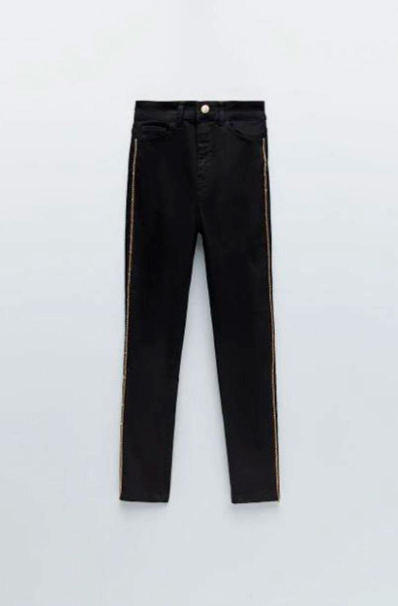 Jeans skinny cadena lateral de Zara (precio: 15,99 euros)