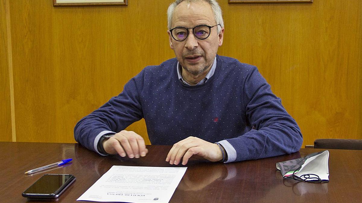 El teniente de alcalde Juan Constenla, ayer, presentando el I Premio Alberte Quiñoi. |  // BERNABÉ / ANA AGRA