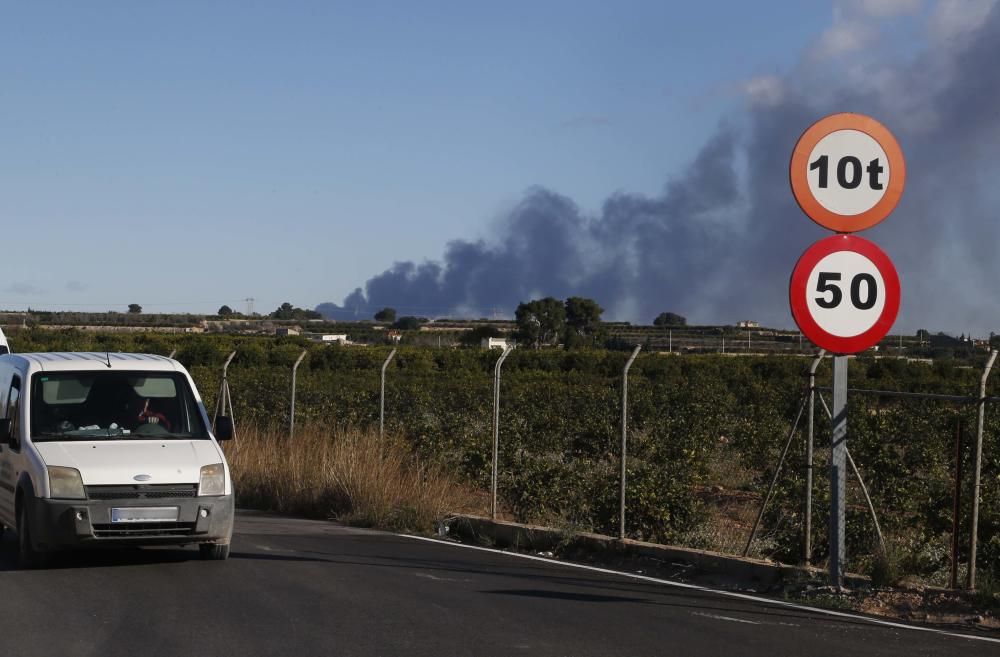 Espectacular incendi en una química de Paterna