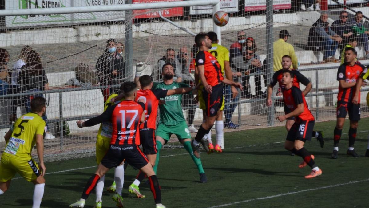 Lance del partido disputado por el Salerm Puente Genil el campo del Cabecense.