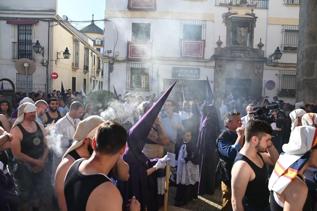 La hermandad del Calvario traslada su cruz desde San Lorenzo