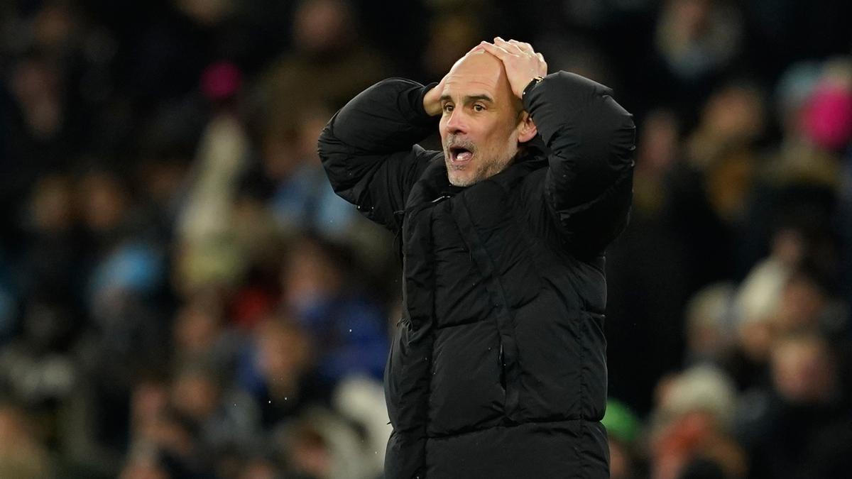 Pep Guardiola, técnico del Manchester City, se lamenta de una ocasión fallada por Erling Haaland