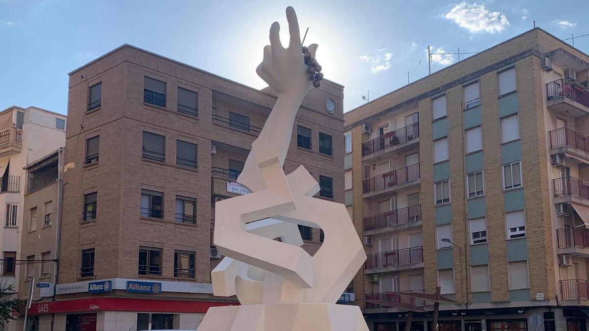 Utiel restaura su emblemático monumento homenaje al agricultor utielano.