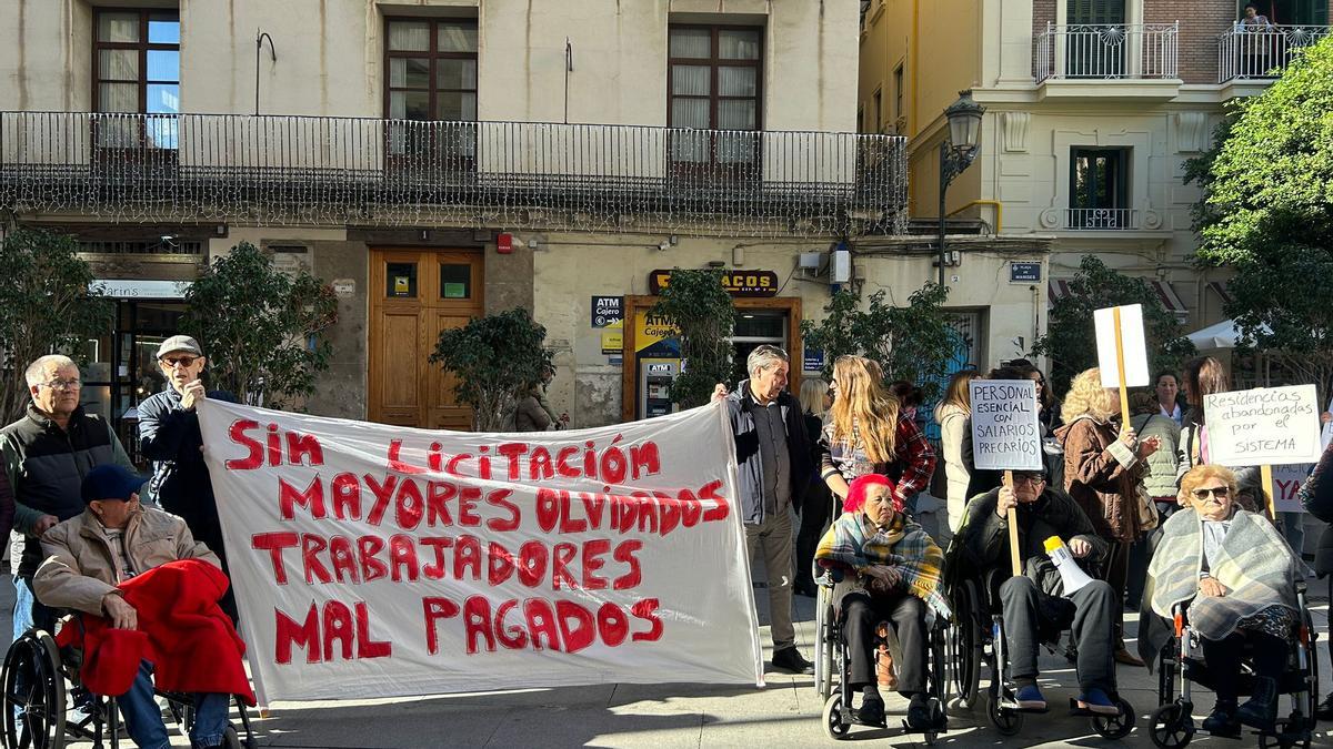 Concentración de las residencias de personas mayores frente al Palau de la Generalitat
