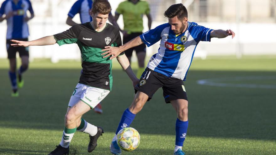 Un momento del partido de ayer entre los filiales de Hércules y Elche.