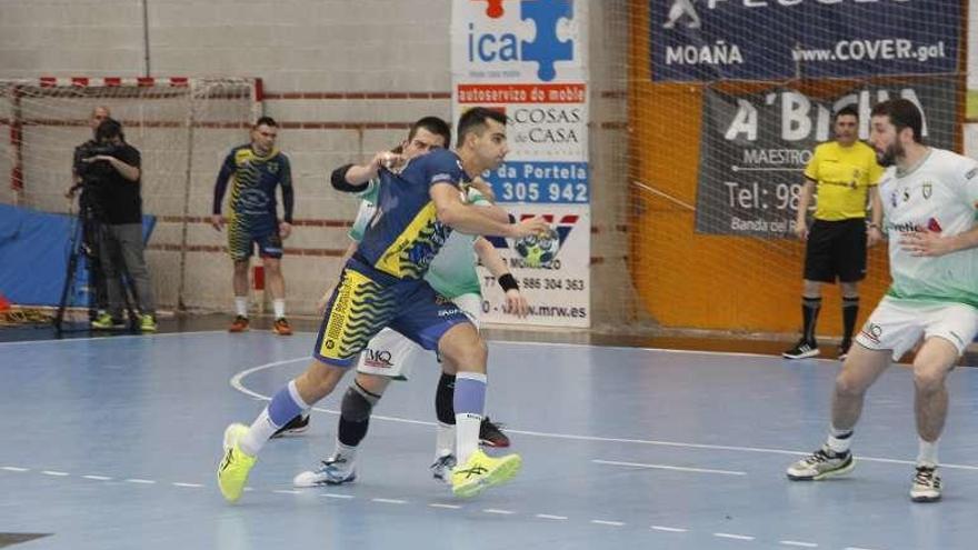 David Chapela, en una acción del partido ante el Anaitasuna. // S. Á.