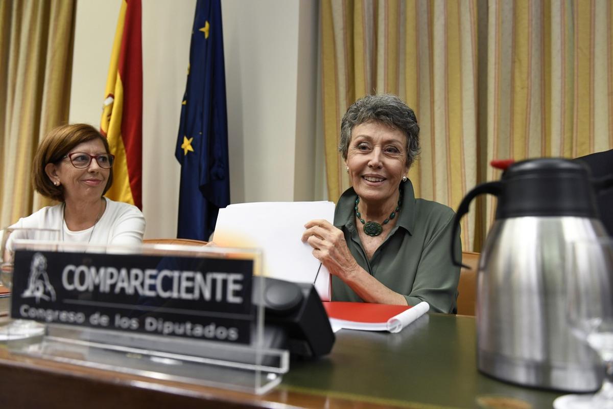 GRAF1698. MADRID , 25/09/2018.- La administradora provisional única de la corporación RTVE, Rosa María Mateo (d),junto a Alicia Piquer Sancho (i), secretaria primera de la Comisión Mixta Control Parlamento de la Corporación RTVE, durante su comparecencia en la Comisión antes mencionada. EFE/ Victor Lerena