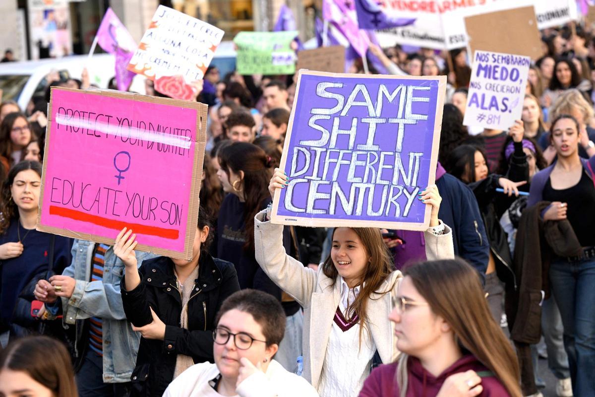 Estudiantes se manifiestan en Barcelona por el 8M