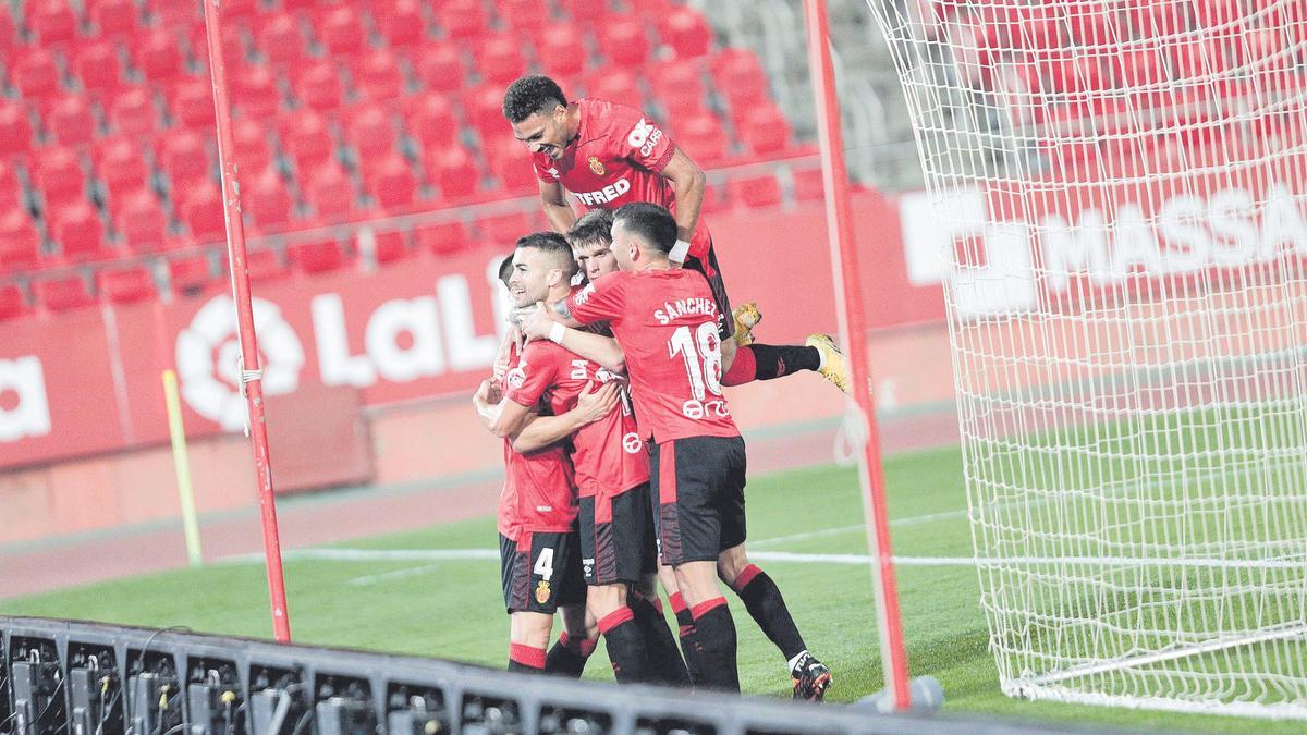 Los jugadores del Mallorca  forman una piña para  celebrar uno de los goles de Dani Rodríguez.