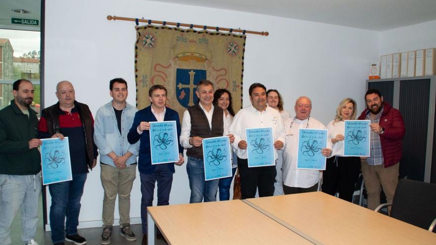 Un momento de la presentación con representantes institucionales y de la junta local de Otea Gozón. | Otea