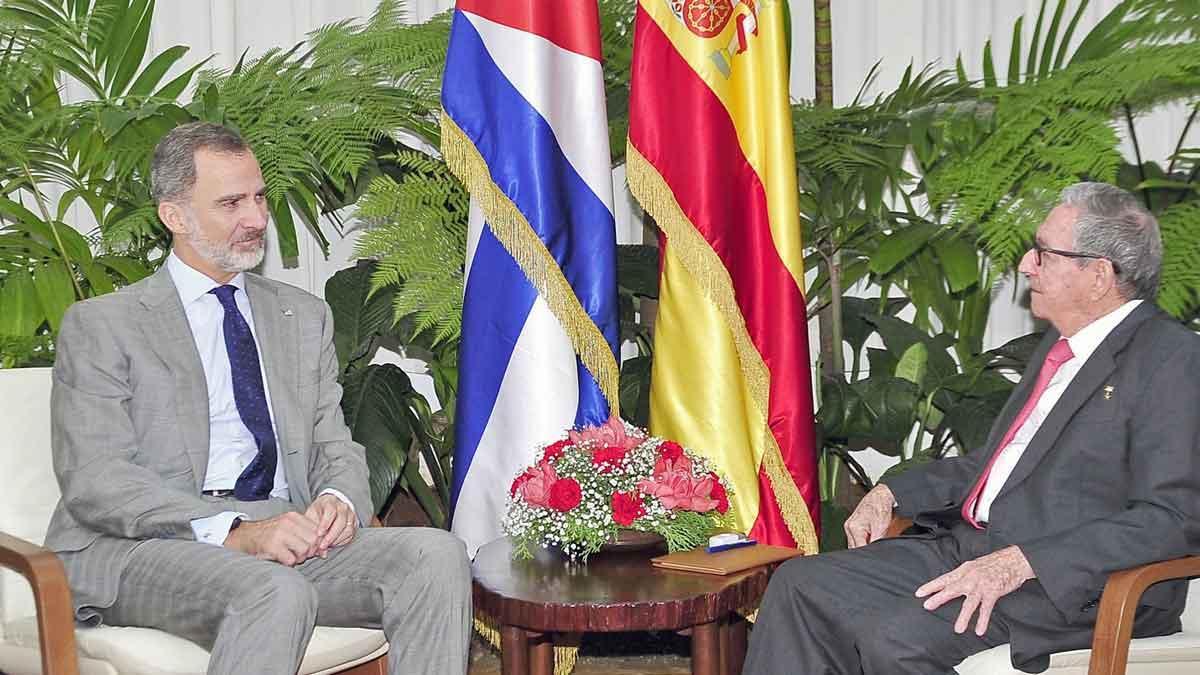 Medios oficiales cubanos publican la foto de la visita de cortesía del Rey a Raúl Castro.