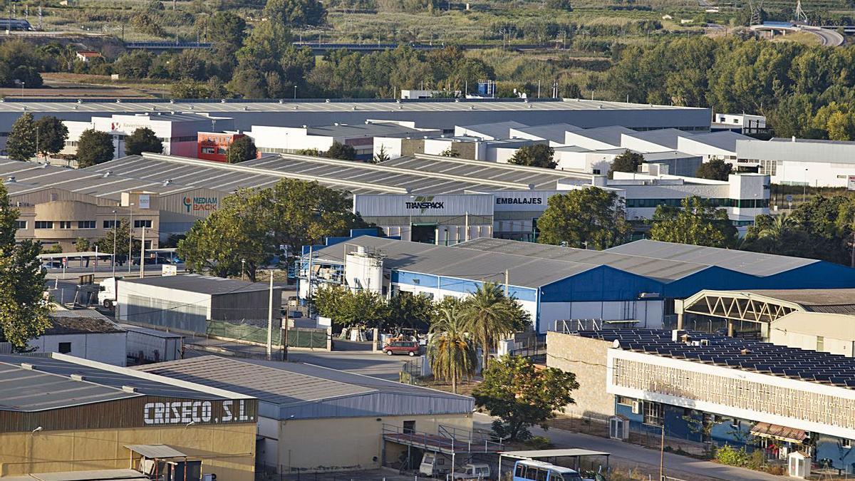 Imagen general de un polígono industrial de Xàtiva, en una fotografía tomada ayer.