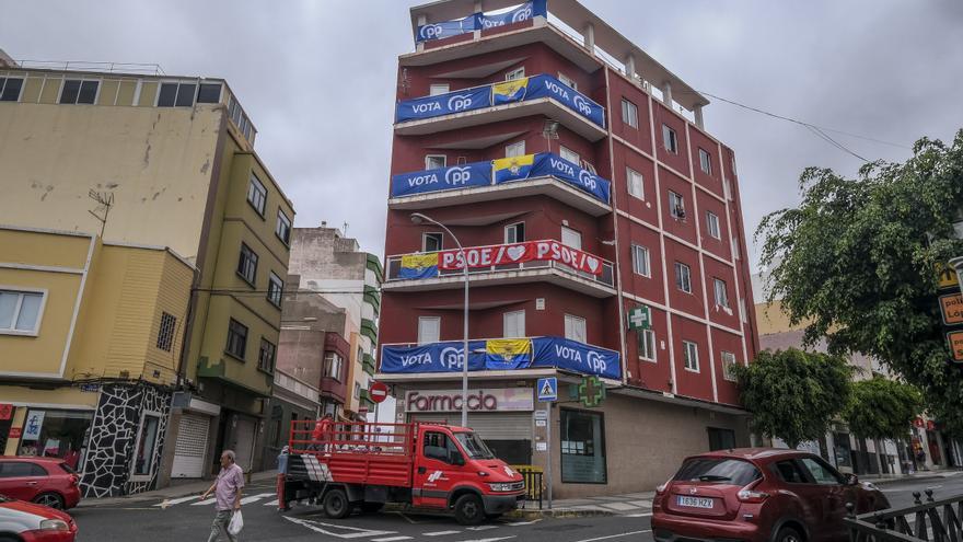 &#039;Guerra&#039; de lonas electorales en un edificio de Las Palmas de Gran Canaria