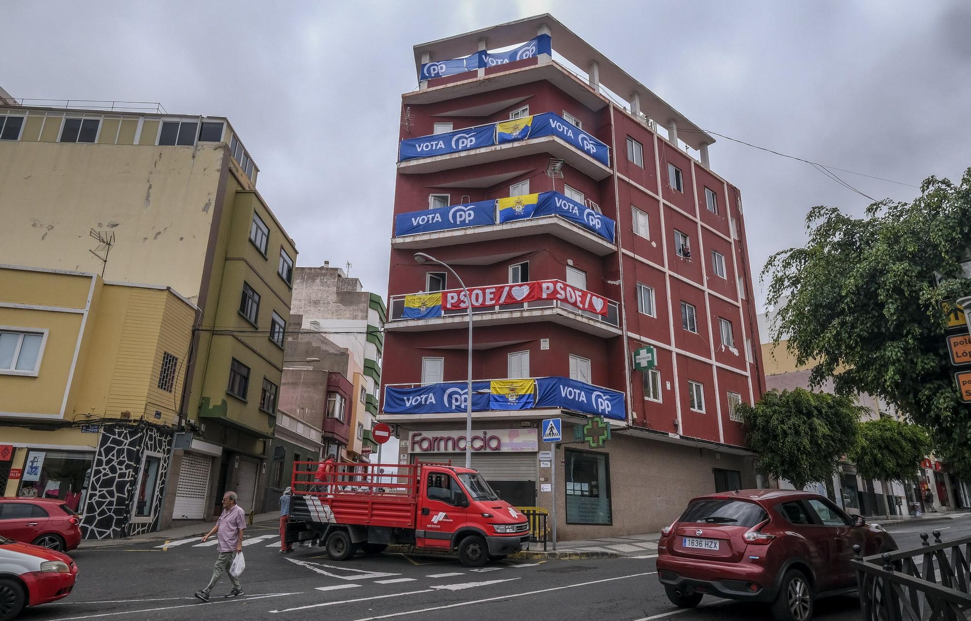 'Guerra' de lonas electorales en un edificio de Las Palmas de Gran Canaria