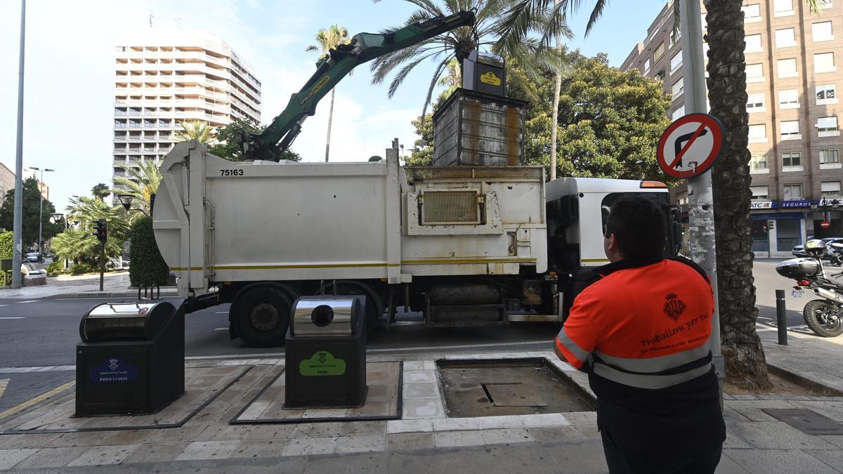 Un operario recoge los residuos de contenedores de selectiva en la plaza María Agustina de la capital de la Plana.