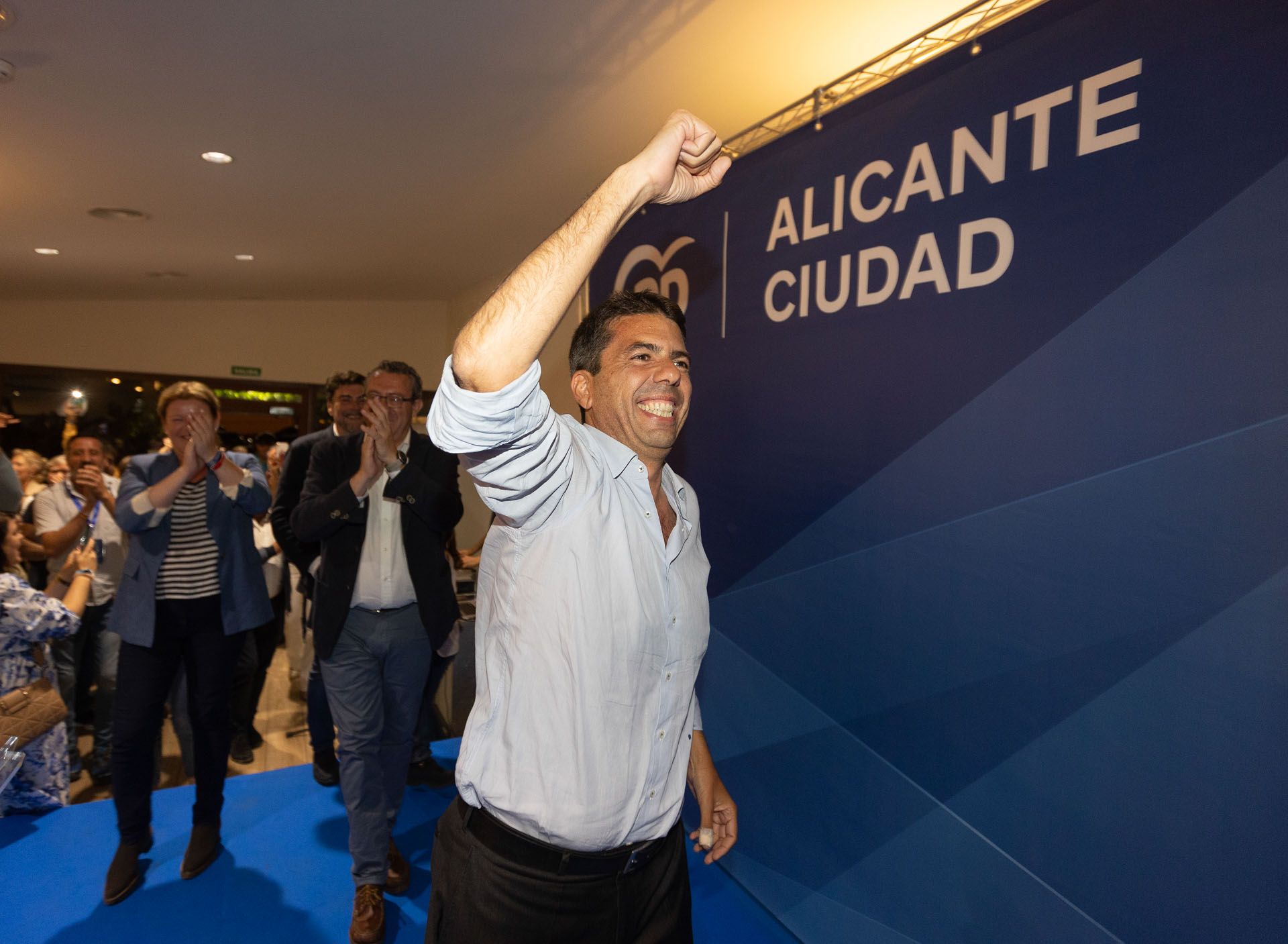 Carlos Mazón celebra su victoria en Alicante