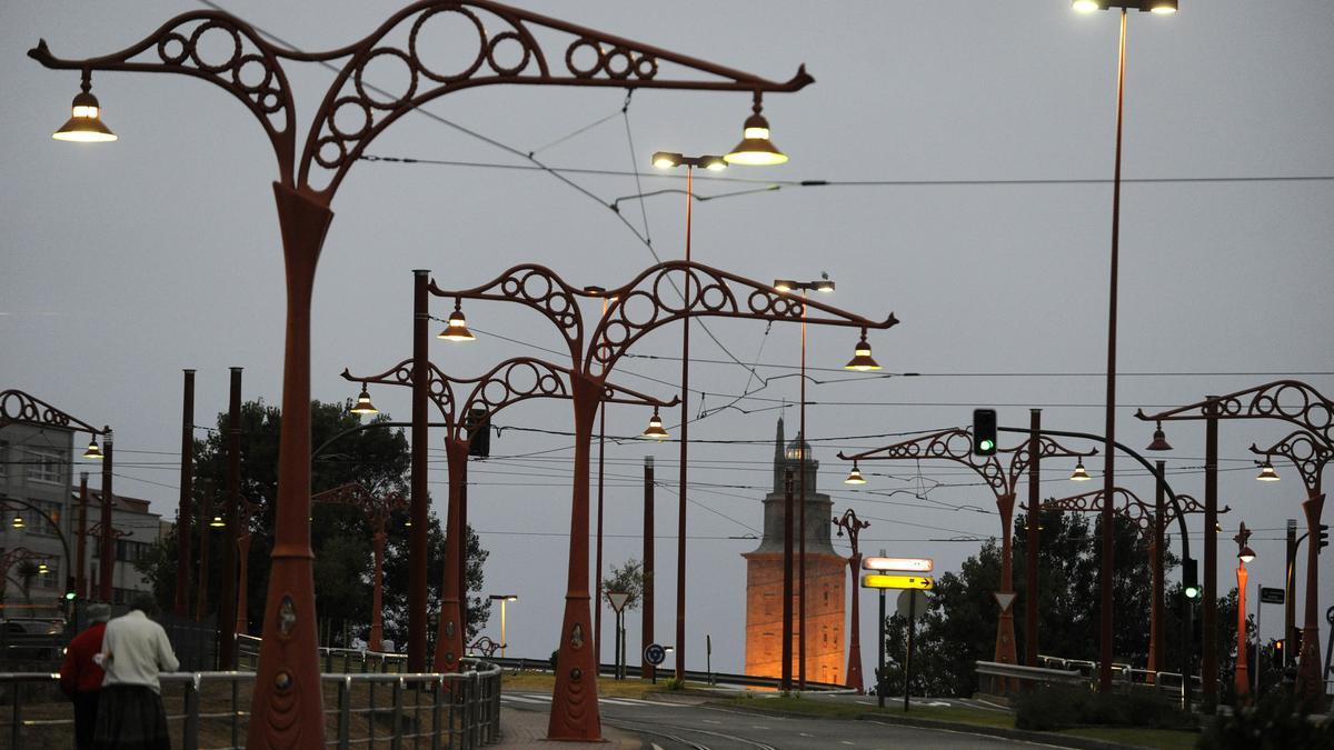 Alumbrado público encendido en el entorno de la Torre de Hércules.