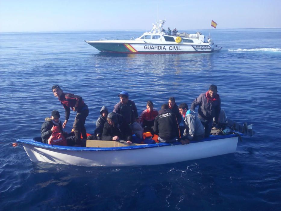 Rescate de 21 inmigrantes en dos pateras al sur de Torrevieja por parte del servicio marítimo de la Guardia Civil