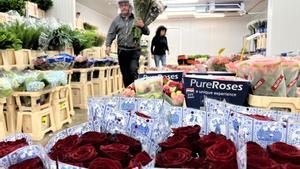 Flors marrons, tenyides i vellutades: així són les noves roses que arriben per Sant Jordi