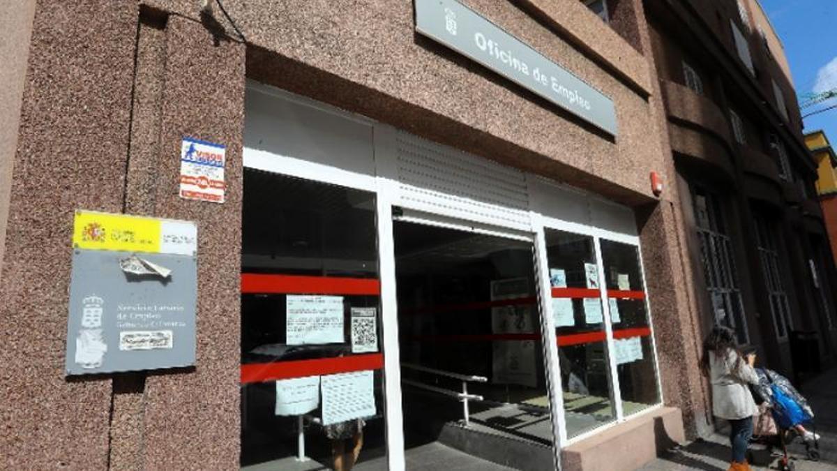 Entrada de una oficina de empleo de la capital grancanaria.