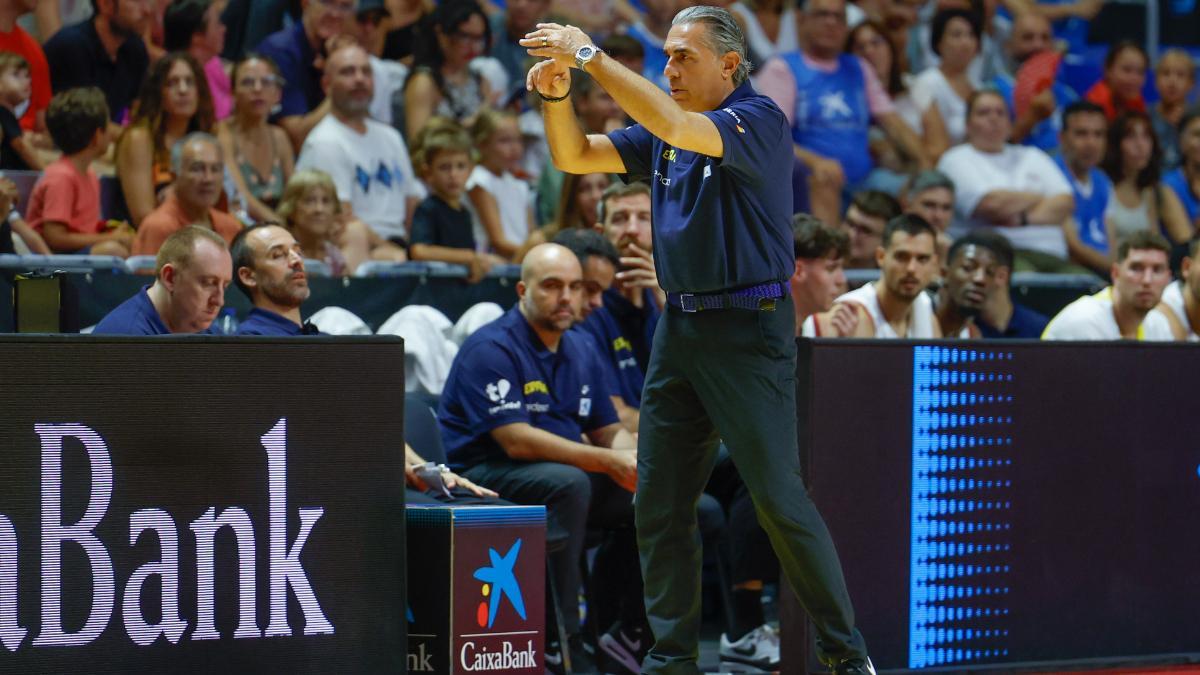 El seleccionador nacional de baloncesto de España Sergio Scariolo pide un tiempo muerto durante el partido preparatorio para el Eurobasket 2025 que los combinados nacionales de Portugal y España jugaron en Málaga