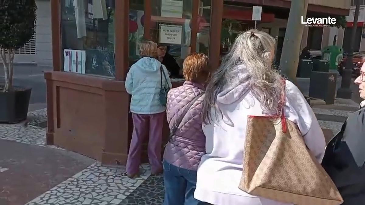 Colas en el segundo día de venta de sillas para ver la procesión del Viernes Santo en Gandia