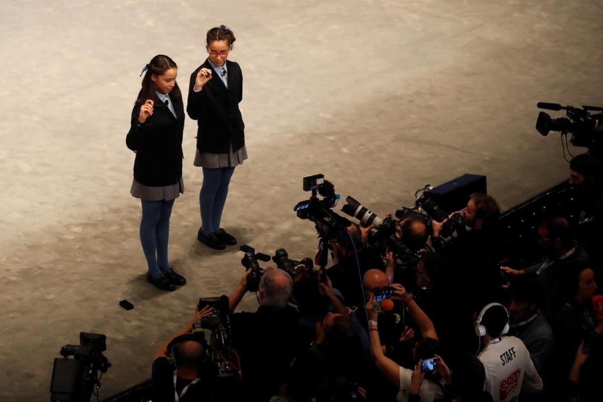Las niñas del colegio de San ildefonso muestran la bola con el número 26590 que ha sido agraciado con el Gordo de Navidad.