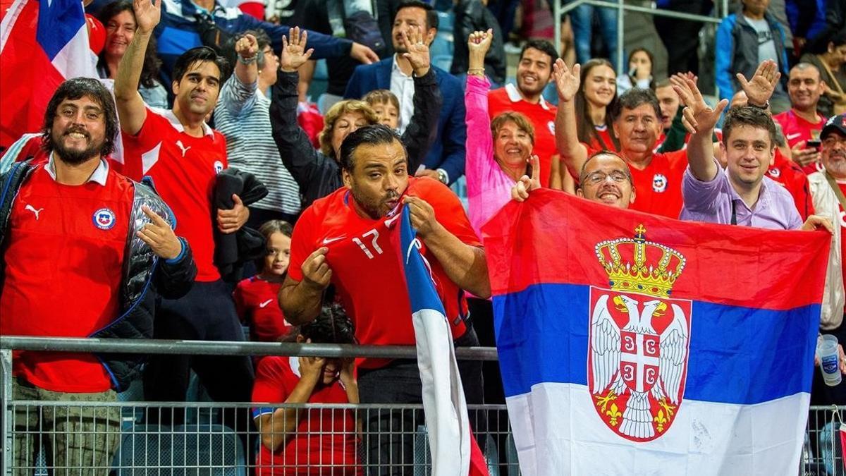 Aficionados serbios en un encuentro de fútbol entre selecciones