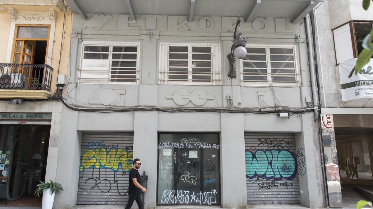 Fachada original del antiguo cine Metropol