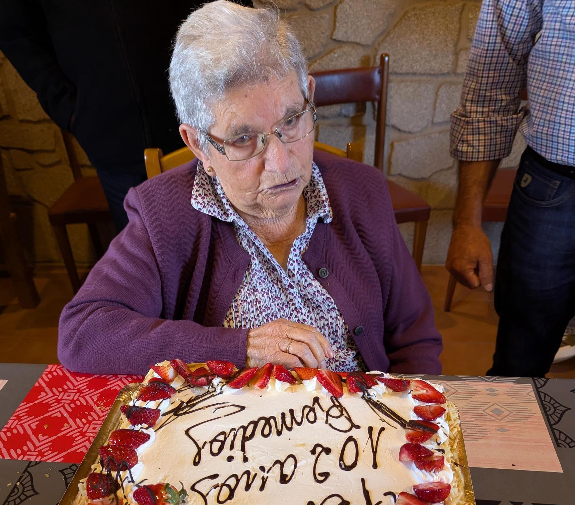 María Remedios Pereiras celebrando su aniversario 102.
