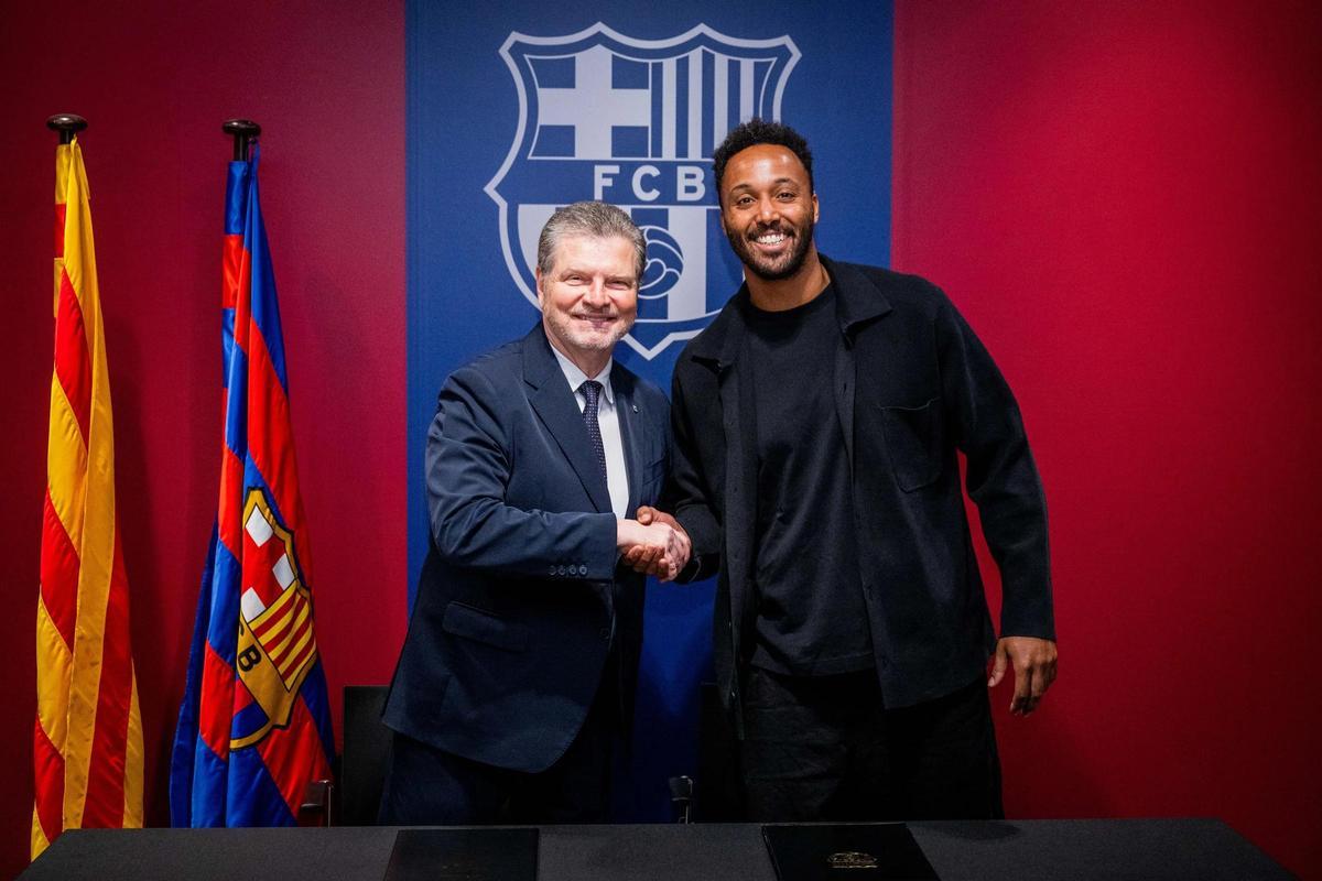 Joan Solé y Tim N'Guessan, en la firma de la renovación