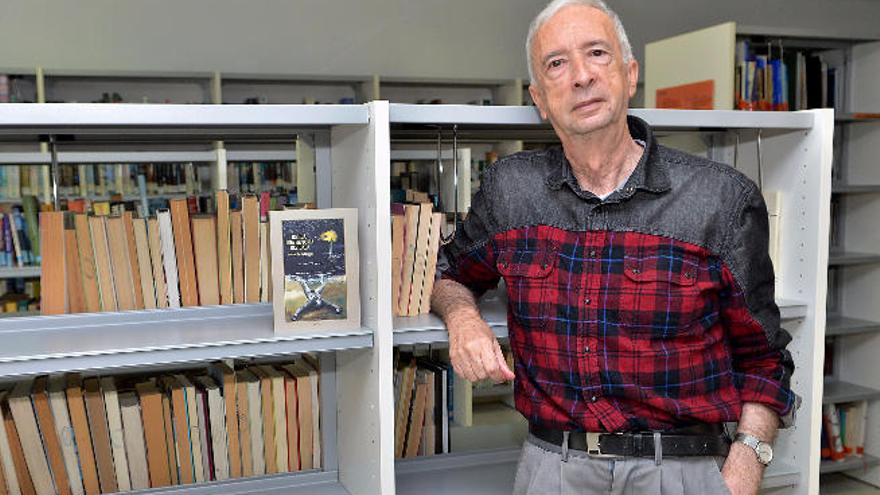 Antonio García Cánovas, en la biblioteca de Maspalomas, junto a su última novela, &#039;Ieshuá, una historia olvidada&#039;.