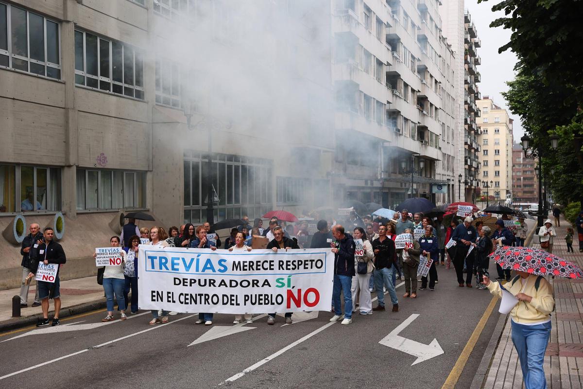 En imágenes: así fue la manifestación por las calles de Oviedo de los vecinos de Trevías que luchan por cambiar la depuradora de lugar En imágenes: así fue la manifestación por las calles de Oviedo de los vecinos de Trevías que luchan por cambiar la depuradora de lugar