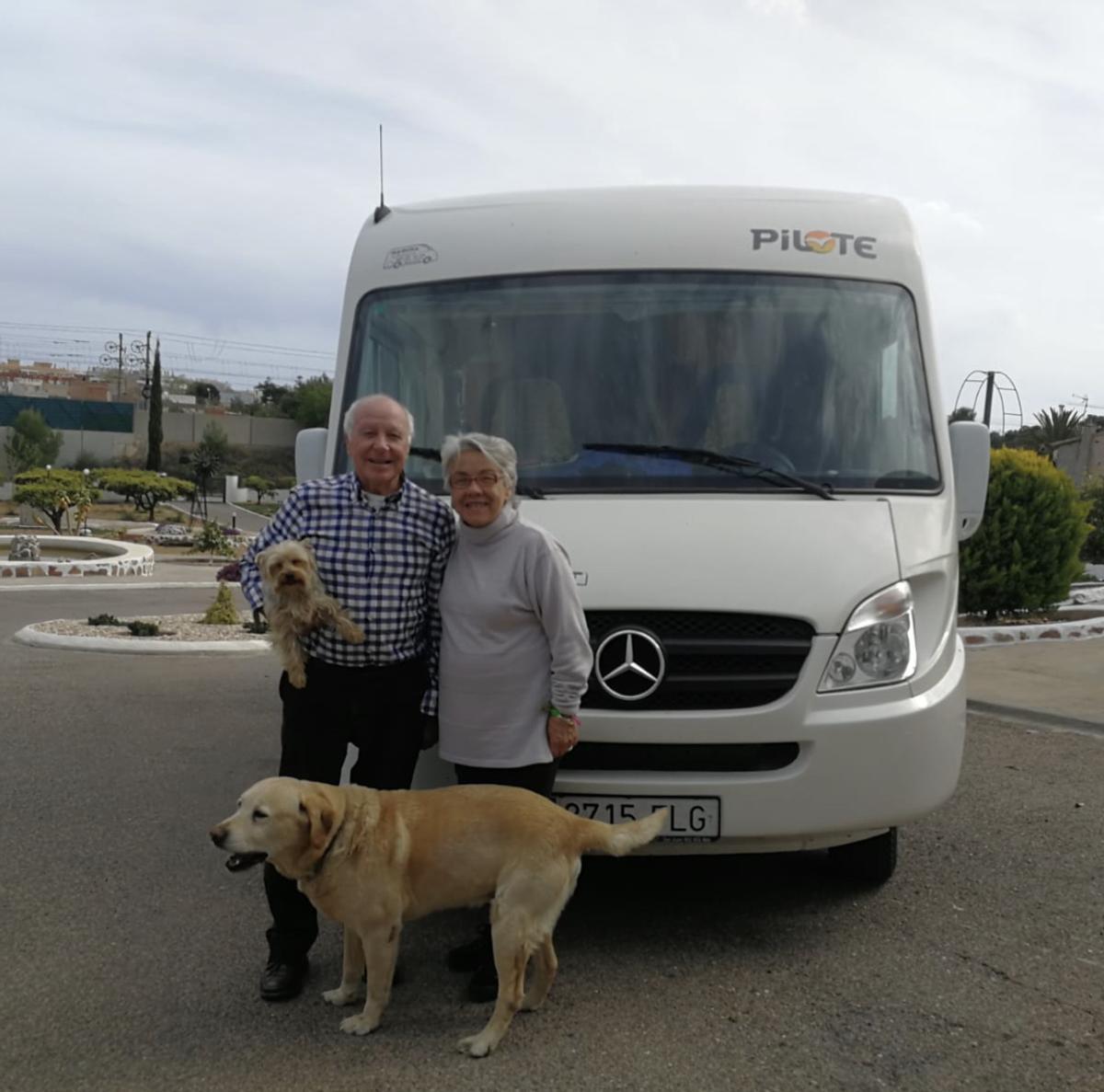 Veteranos. Ximo Fuentes y Mari Carmen Asín, con su autocaravana.
