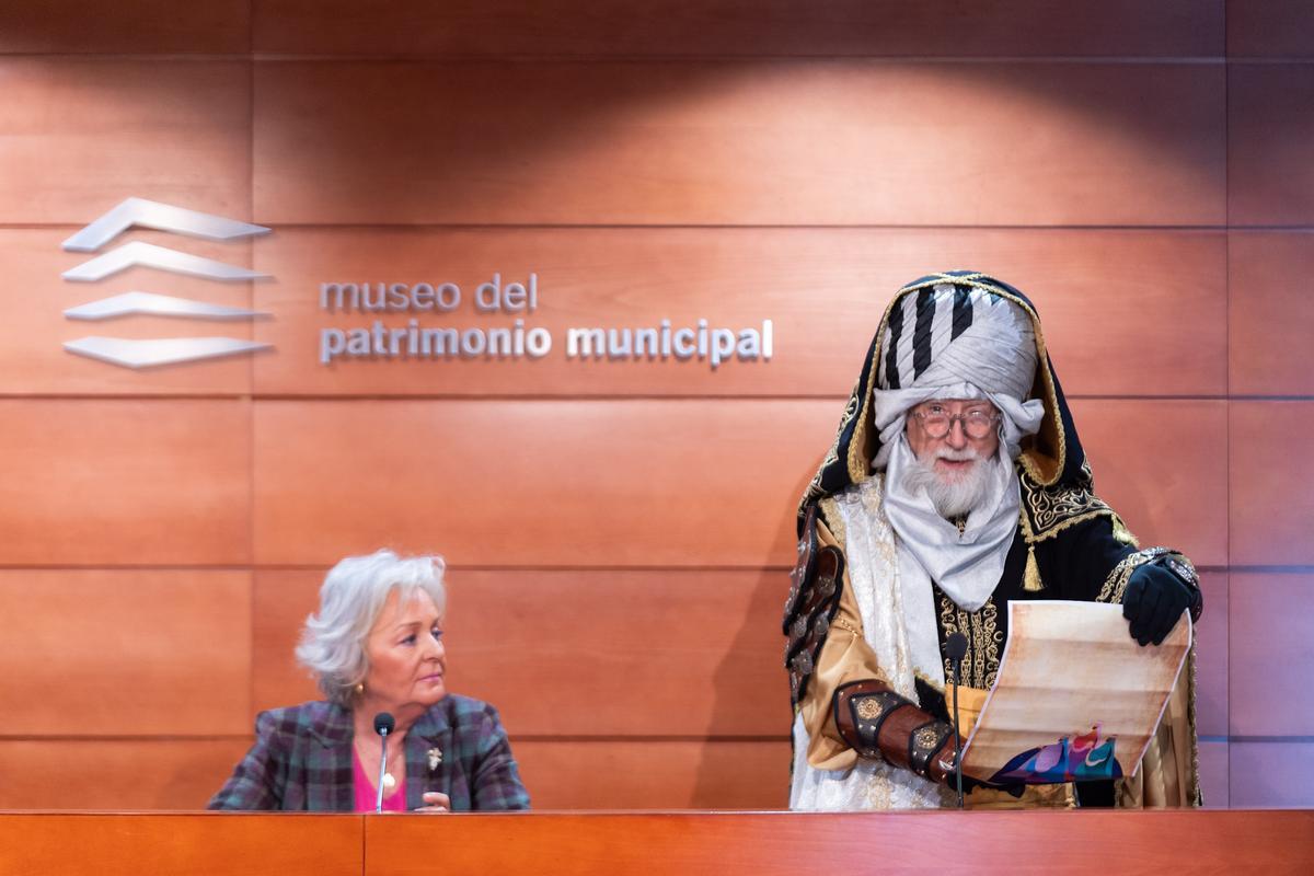 La concejala de Servicios Operativos, Teresa Porras, y el Emisario Real, durante la presentación de la Cabalgata de los Reyes Magos de Málaga 2024.