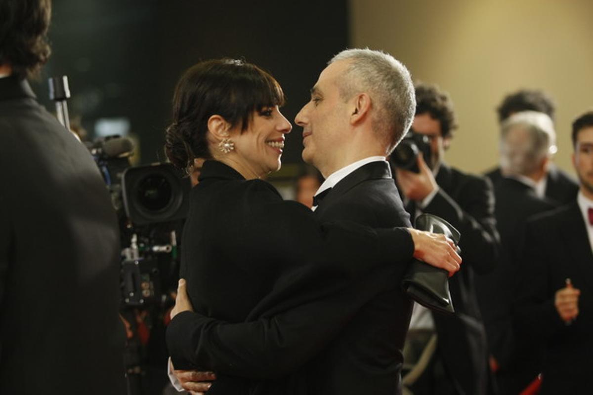 La actriz Maribel Verdú se abraza a Pablo Berger, director de ’Blancanieves’.