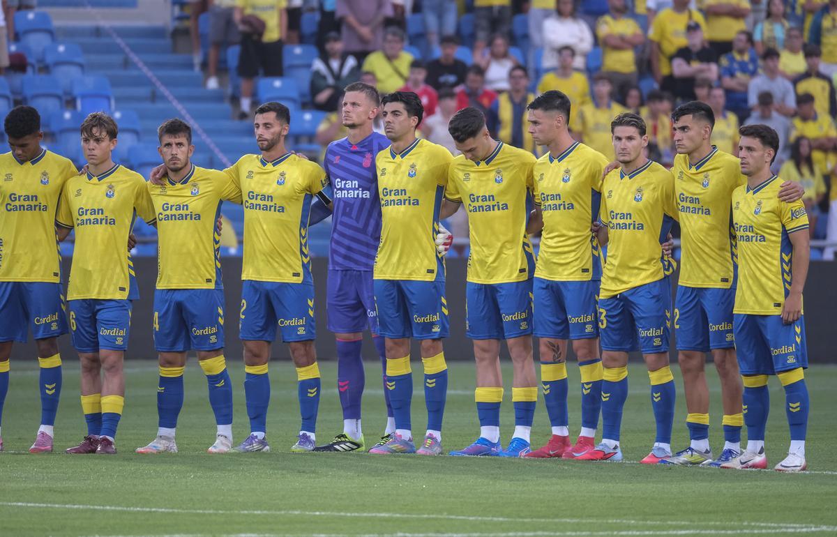 La UD Las Palmas durante el minuto de silencio ante el Andorra