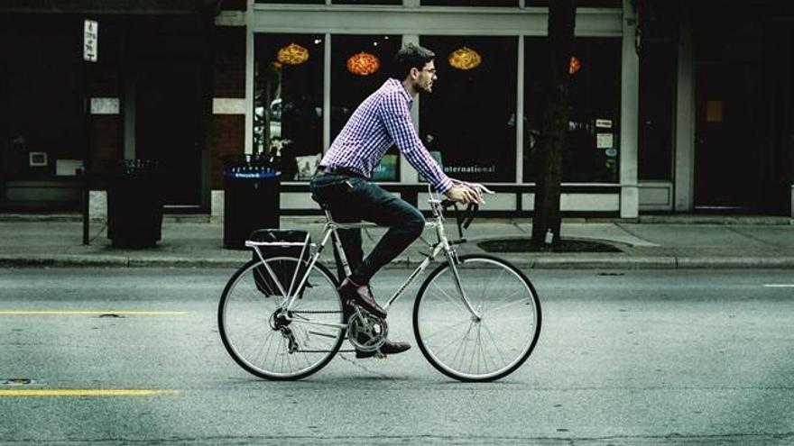 El número de personas que llega al trabajo en bici se ha duplicado en los últimos años