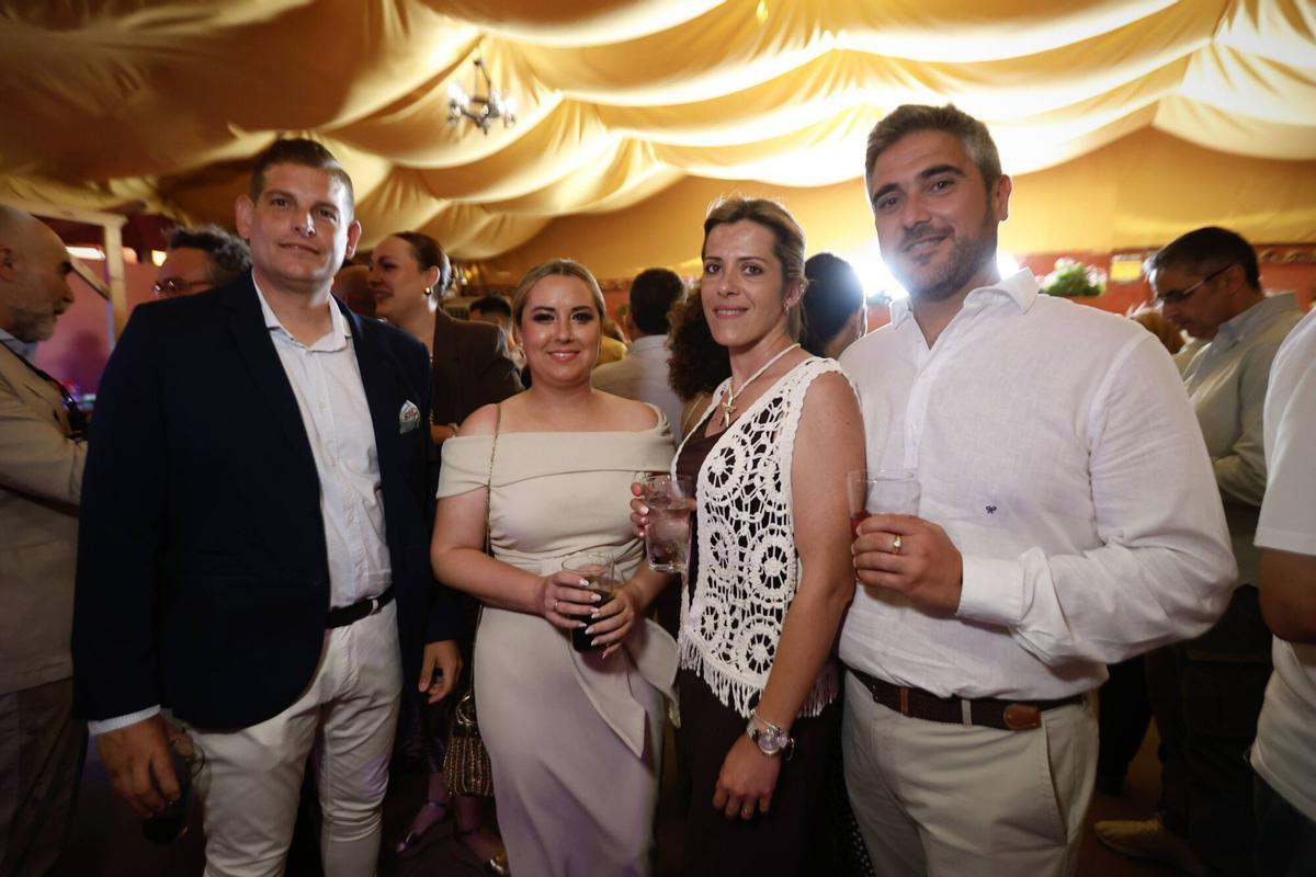 Peñas y el PSOE brindan en un caluroso sábado de Feria