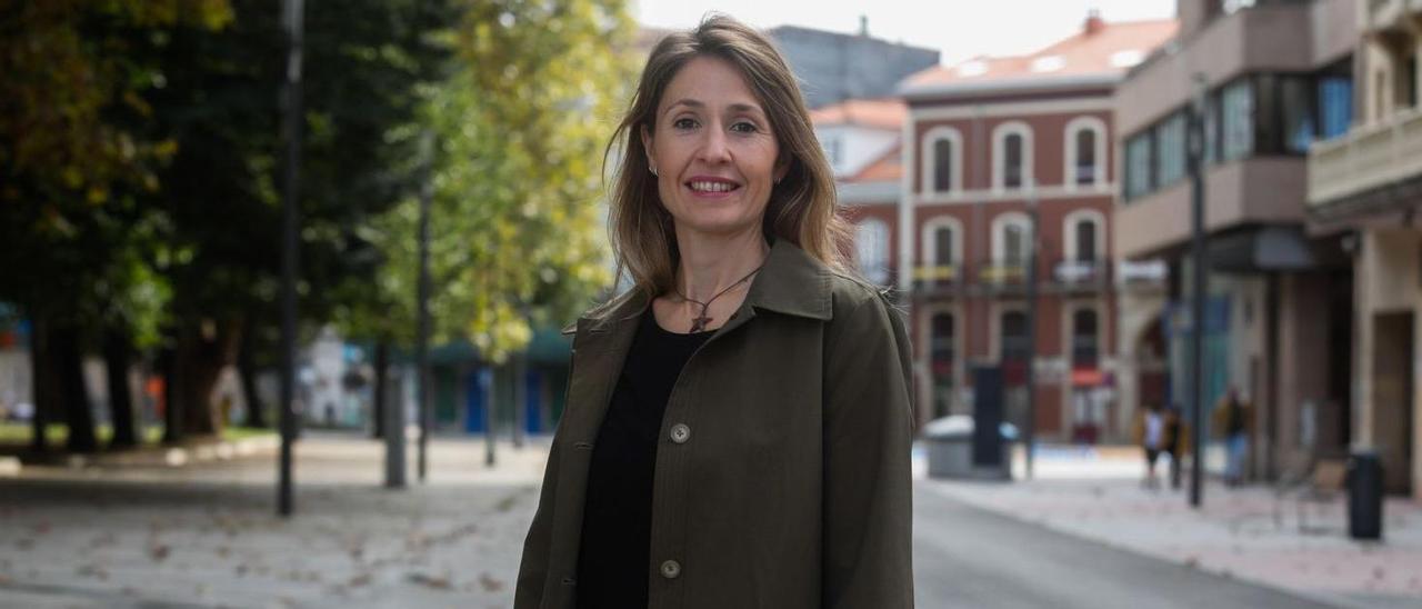 Lorena Busto en la céntrica calle Emile Robín, en Avilés.