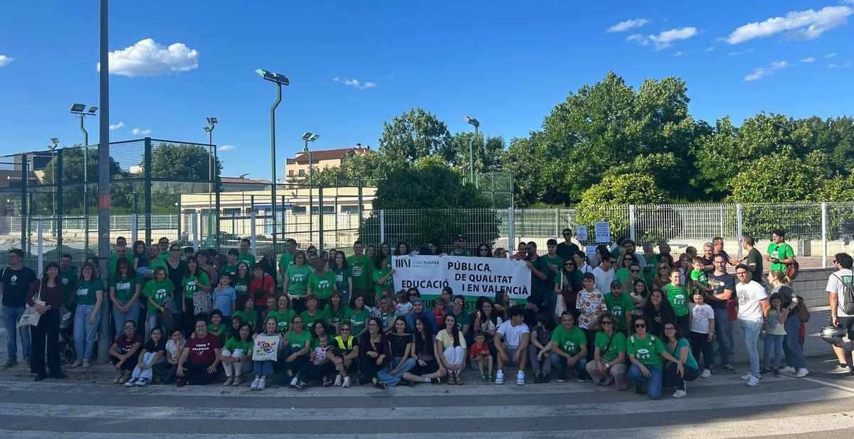 Familias, alumnos y profesores en Bellreguard.