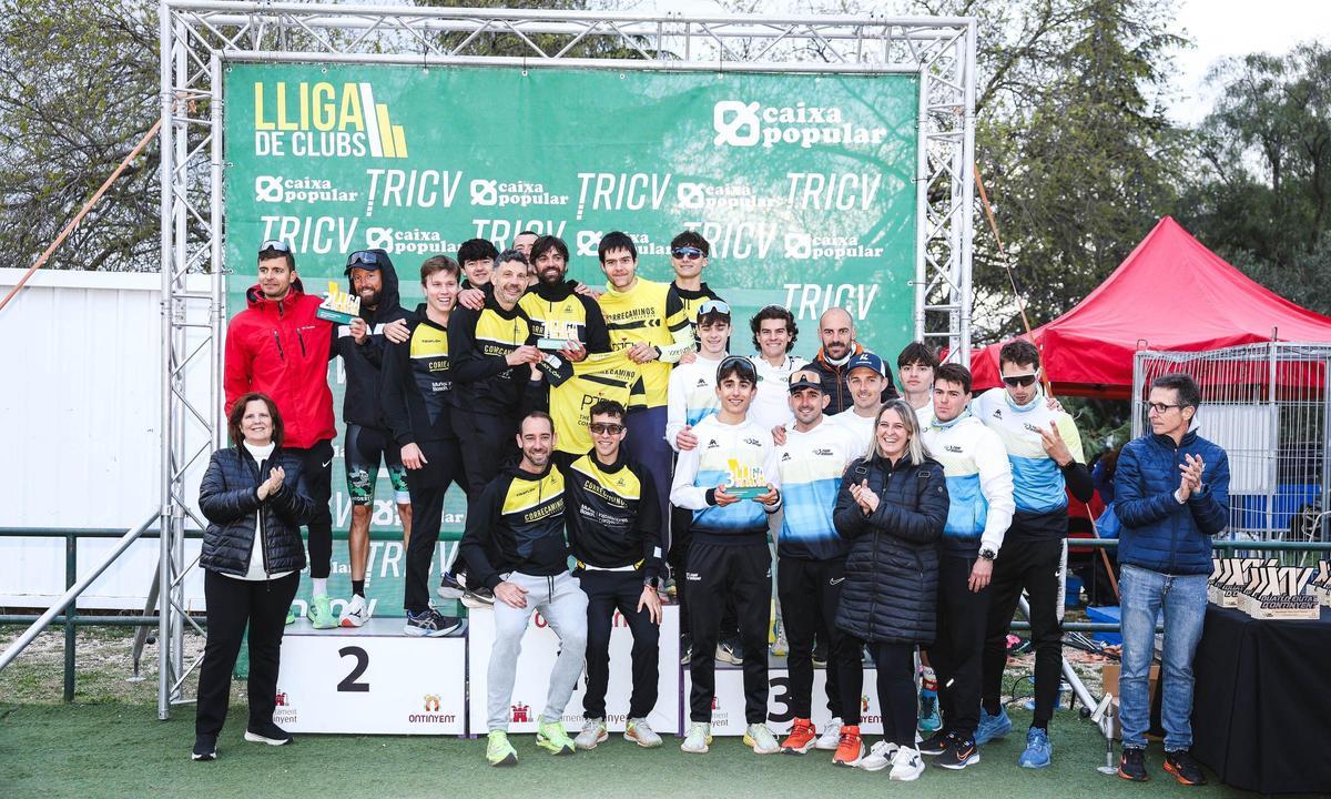Jaume Gironés, abajo al centro, con el Club Triatló Ontinyent en el podio de la prueba.