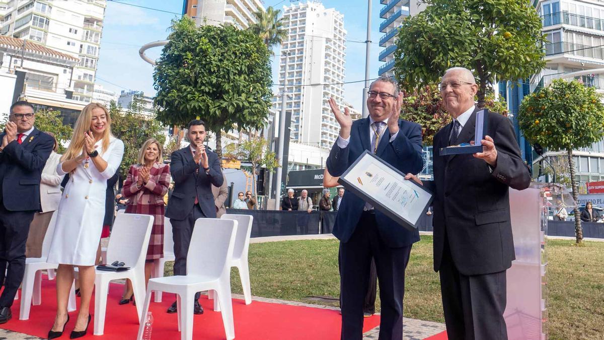 Toni Pérez ha entegado el reconocimiento a Rafael Ferrer Meliá.