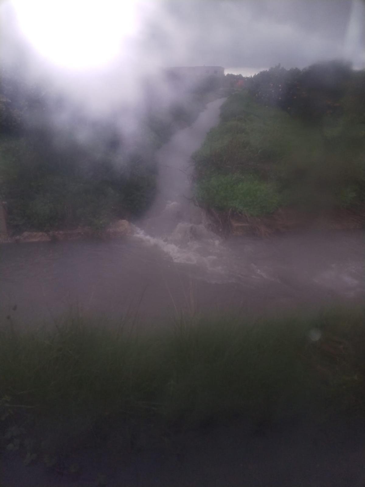 Acequia l'Alfarella de Guadassuar, que recibe el agua de los colectores.