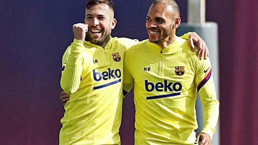 Jordi Alba, abraçat amb Martin Braithwaite, torna a la convocatòria per al partit al Bernabéu.