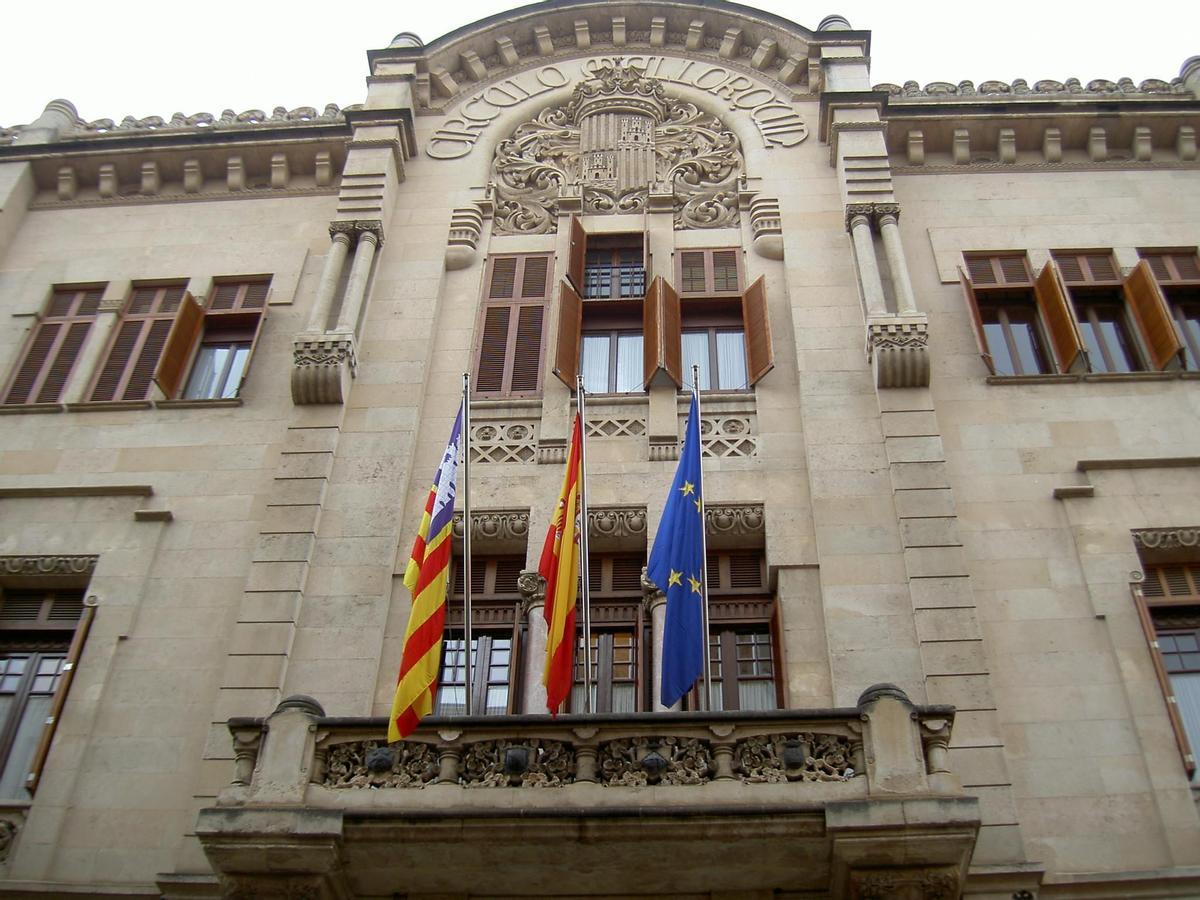 La inscripción 'Círculo Mallorquín' perdura en la fachada del Parlament balear